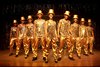 Corpo di ballo con Pantaloni in raso, canotte con pailettes e tuba in raso color oro